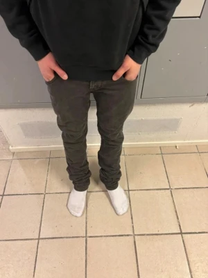 Dondup Jeans - Dondup jeans Modell - ”Lucky”  - Nypris 2800kr Vårt pris 550kr. Jeansen har lite tecken på användning men ingenting som syns från utsidan. 