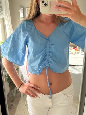 Blå croppad topp med snörning - Topp från pieces storlek m🩷helt oanvänd 