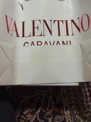 Valentino Garavani skor, storlek 42,5 - Priset kan sänkas via dm. Säljer ett par exklusiva skor från Valentino Garavani i storlek 42,5. Skorna levereras i originalkartong och påse. Perfekta för dig som gillar lyxiga och trendiga märken.