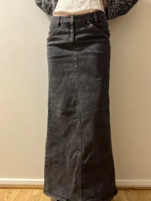Lång jeanskjol - Knappt använd och köptes för ett tag sen, när H&m’s kläder fortfarande var i ganska bra kvalitet. Finns en öppning bak på kjolen så det blir lite lättare att gå i den 💕
