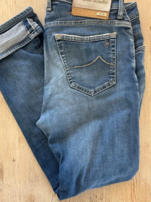 Jacob Cohën Selvedge jeans (Limited Edition 210/235) - Jacob Cohën Selvedge jeans. Limited Edition bara 235 par i hela världen. Nummer 210/235. Midja: 44cm Längd: 101cm