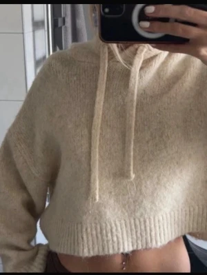 Stickad hoodie från Zara - Aldirg använd, storlek M men passar även xs/s