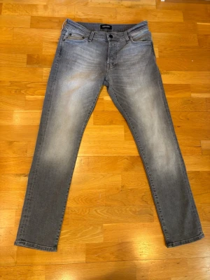 Jack & Jones Jeans - Säljer dessa snygga och minimalt använda Jack & Jones jeans. Säljs då de är för små som betyder inga defekter. Skriv gärna för mer information eller ytterligare bilder!
