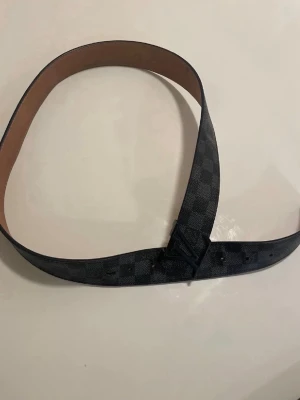 Bälte - Svart bälte aldrig använt.priset kan diskuteras.kan skicka extra bilder.passar perfekt för olika outfits.Dm mig för frågor