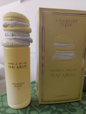 Arabiyat Sugar Vanilla Cream Macaron  - Arabiyat Sugar Vanilla Cream Macaron ca 98-99ml kvar av 100. Öppen för byten inom samma prisklass 175-250:-