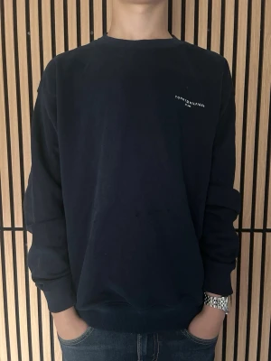 Snygg sweatshirt  - Tröja från tommy hillfiger i storlek 164. Modellen är 166 och finns en skada på magen som ni ser på tredje bilden tröjan är annars helt ny och är perfekt inför sommar kvällar