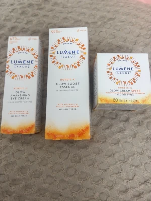 Lumene Nordic-C Glow Boost Essence - Fräsch foundation från Lumene i serien Nordic-C Glow Boost Essence. Kommer i en vit och orange förpackning med detaljer i guld. Innehåller vitamin C och arktiskt hjortron för en naturlig glow. Passar alla hudtyper och ger en lätt, strålande finish.