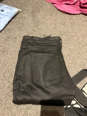 Svarta skinny jeans från Vero Moda - Snygga svarta jeans från Vero Moda med klassisk femficksdesign och normal midja. Jeansen är tillverkade i stretchigt denimtyg. De är väldigt bekväma men kommer inte till användning 