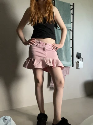 Rosa volangkjol i denim - Supersöt rosa kortkjol i denim med volangkant nertill. 💗