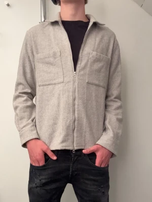 Merinoulls overshirt  - Tjabba! Säljer nu denna merinoulls overshirten i storlek S! Den är i ett super skick, som ny! Om ni har några tankar eller funderingar så är det bara att höra av sig!😄