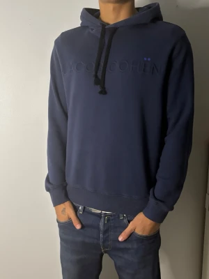 Jacob Choën Hoddie - OBS Storlek L men sitter som m/s‼️ Sällsynt Jacob Choën hoddie i fint sick!🌟Modellen är 187 Cm lång och väger 70 Kg!🙌