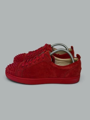 Röda Louboutin skor i röd mocka och med spikar  - • The shoes have only been worn a few times and are in like-new condition (apart from some spots on the underside of the sole)  • Size: 41.5 (fits 42–42.5)  • Color: Red  • Retail price: 9500 SEK / 795€  • No accessories