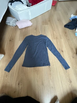 Mörkblå långärmad topp från 157 - En basic mörkblå långärmad topp från 157 med rund halsringning. Enkel och stilren design som passar till många olika outfits. Tillverkad i mjukt material för en bekväm känsla hela dagen.