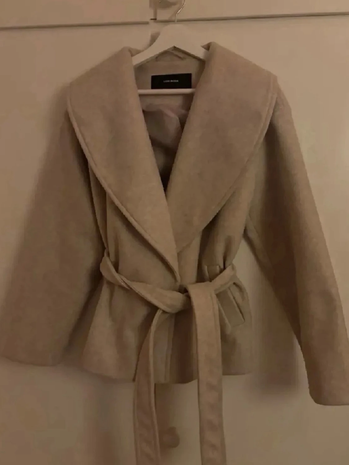 Beige kappa från Vero Moda med skärp
