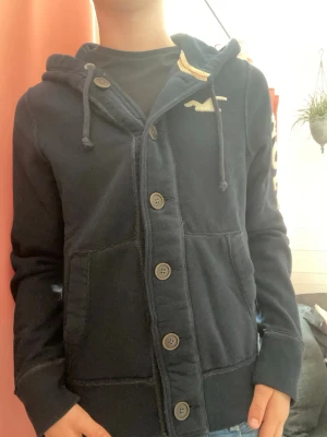 *Unik* Hollister Hoodie  - Marinblå Hollister Hoodie | Modellen är 175 väger runt 60kg och har vanligtvis S 