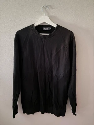 Svart Sweatshirt från Dressman - Snygg och skön sweatshirt från Dressman! Stilig och perfekt till en mer chill outfit fast man vill vara snygg! Nypris: 700kr