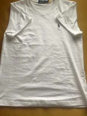 Vit Ralph Lauren T-Shirt - En fin vit ralph lauren tshirt perfekt för dig som vill ha en tshirt som sitter bra, lite  slim och perfekt nu inför sommaren
