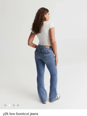 Blå low waist bootcut jeans - Använd fåtal gånger, som nya