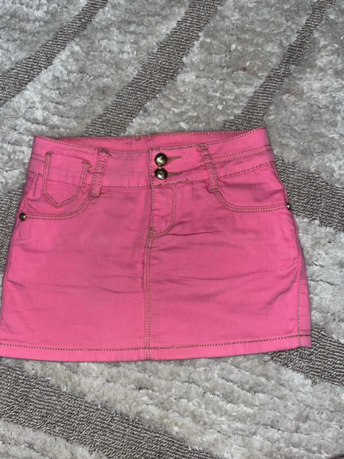 Rosa jeanskjol med dubbla knappar