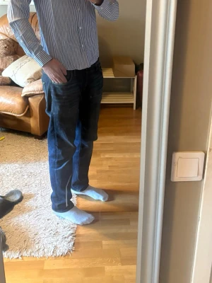 Blårandig skjorta från Ralph Lauren - Säljer en klassisk blårandig skjorta från Ralph Lauren med button-down krage och broderad logga på bröstet. Skjortan har lång ärm, knappar framtill och är i bomull. Perfekt för dig som gillar stilrena och tidlösa plagg. Endast använd en enda gång,riktigt bra skick 10/10. Hör av er vid eventuella frågor!