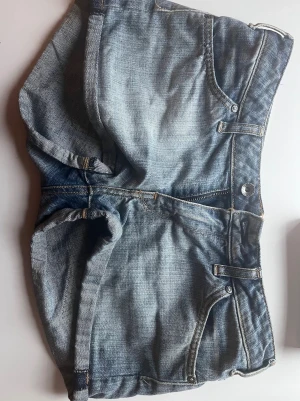 Crocker lågmidjade shorts - Skitsnygga lågmidjade shorts i jättefin wash, helt utan defekter, använd fåtal gånger. Säljer för att dom tyvärr inte passar mig längre. Storlek Small