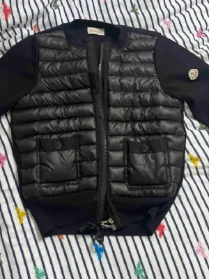 Moncler cardigan  - Hej nu säljer jag en cardigan i storlek S passar även XS NFC funkar och även scan fungerar. Jackan är som bäst nu till hösten och även våren 🚫INNAN KÖP KOLLA MIN PROFIL