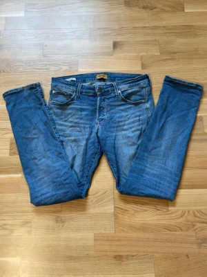 Jack and jones jeans  - Säljer dessa jack and jones jeans i slim/glenn storlek 30/30