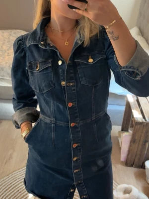 Mörkblå jeansklänning  - Snygg mörkblå jeansklänning, knappt använd💞