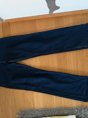 Mörkblå jeans från ASOS DESIGN - Snygga mörkblå jeans från ASOS DESIGN med klassisk femficksmodell och kontrastsömmar. Jeansen har dragkedjegylf och raka ben. Perfekta för dig som gillar en stilren och enkel look.