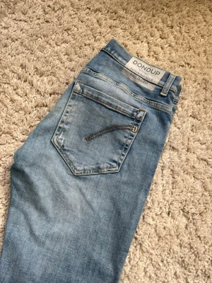 Ljusblå Dondup George jeans - Ljusblå Dondup George jeans 2-3 jättesmå fläckar på framsidan som knappt märks Storlek 32 Hör av er vid frågor!🙌