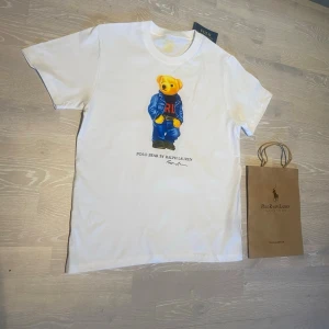Vit Polo Bear t-shirt från Ralph Lauren - Hej! Säljer en helt ny vit polo Bear Ralph Lauren T-shirt. Storleken är M och det finns mått på sista sidan. Priset kan diskuteras och skickar inom 24 Tim☺️💨
