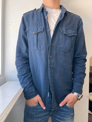 Wool rich overshirt herr  - Hej! Säljer min woolrich overshirt som är perfekt nu till sommarkvällarna 🌴storlek M, bra skick!