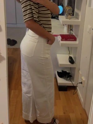 Vita vida jeans med hög midja - Vita jeans med hög midja och raka, vida ben. Tjockare denimtyg. 