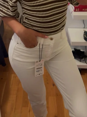 Vita mom fit jeans  - Ett par vita jeans, mom fit med rak passform och hög midja. Helt nya med prislapp! 