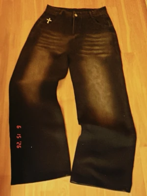 Svarta GLOE Jeans - Ett par svarta GLOE Jeans som inte säljs längre, har inte funnits på marknaden i snart 2 år. Oanvända! Pris kan diskuteras.