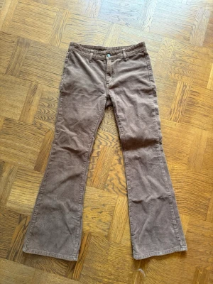 Bruna manchesterbyxor - Jättesnygga bruna manchesterbyxor.  Skulle säga att de är low/mid waist. Köpta på vinted men säljer då de var för små för mig. Midjemått: 37 cm. Innerbenslängd: 75 cm.