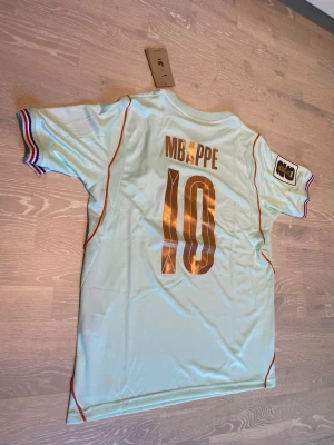 Frankrike Mbappé matchtröja Nike - Tja! Säljer en helt ny Frankrike VM 2026 Mbappe #10 T-shirt.                                                                                  Den är helt ny , så den har sjuka detaljer! 🤩.                                                                                  Storleken Är Medium, och jag skickar inom 24 Tim💨🤩 hör av dig!