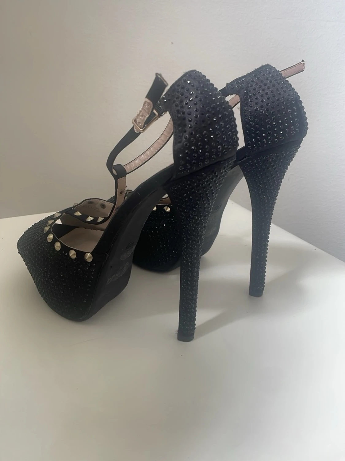 Svarta pumps med nitar och strass - 1