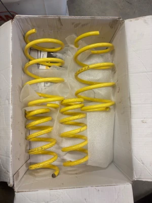 Gula fjädrar från Apex Performance - Säljer ett set med gula fjädrar från Apex Performance Springs. Perfekta för dig som vill uppgradera bilens fjädring och få bättre väghållning. Kommer i originalkartong och är tillverkade i slitstarkt metallmaterial.