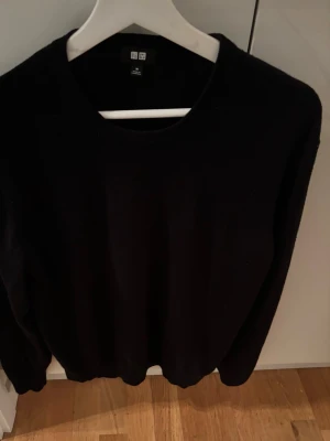 Merinoull crewneck Uniqlo - En riktig schysst crewneck i 100% merinoull ifrån Uniqlo. Storlek M men kan även funka för S priset går att diskuteras så bara buda på.