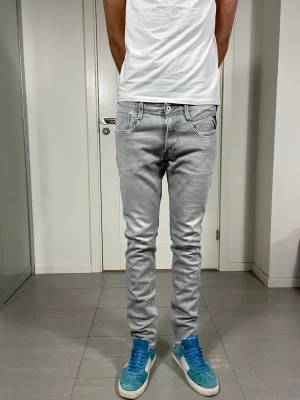 Replay Anbass Jeans - Säljer nu dessa Replay Anbass Jeans, mått ca 42 o 107 cm. skriv för fler bilder/frågor🙌🏼
