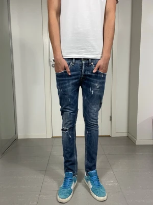 Dondup George Jeans  - Säljer nu dessa Dondup George Jeans med snygga slitningar i populär design med mått ca 36 o 96 cm. skriv för fler bilder/frågor🙌🏼