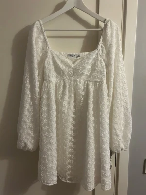 Söt klänning - Säljer denna jättesöta klänningen ifrån NA-KD. Den är använd en gång och är i nyskick. Skicka gärna prisförslag och frågor om ni har några💞