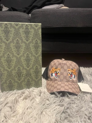 G keps - Helt ny. Utan box kanske lite billigare. Perfekt sommar keps me sköna detaljer.