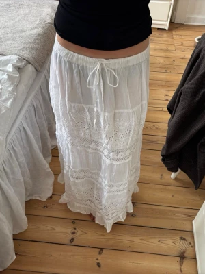 Långkjol - Den perfekta långkjolen nu till sommaren! Står ingen storlek men skulle säga typ s💕jag är 168
