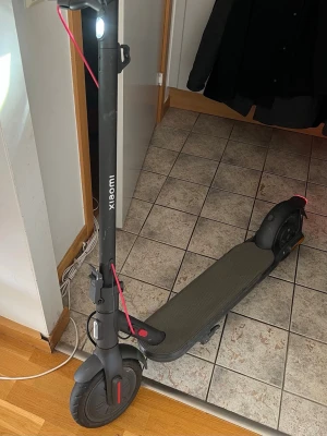 Xiaomi el-sparkcykel / scooter  - Hej, säljer denna mycket fina el-sparkcykel från Xiaomi.   3 lägen  Läge : 1        🚶  = 5kmh Läge : 2       🏃‍➡️ = 15kmh  Läge : 3  💨🏃‍♂️‍➡️= 20 kmh  Ett plus med denna modell är att det går att  vrida ett helt varv.   Använd få tillfällen, samt ett helt nytt extra däck medföljs.