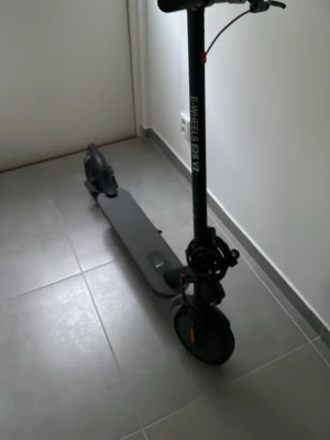 Elsparkcykel E-Wheels E2S V2 svart - Säljer en svart elsparkcykel av modellen E-Wheels E2S V2. Den kör 30kmh som snabbast .Den har en stilren design med bred fotplatta. Perfekt för smidig transport i stan. Elsparkcykeln saknar en display skärm fast den fungerar fortfarande lika bra (en ny display skärm kostar runt 30kr i temu, shein)
