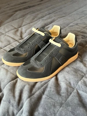 Maison margiela gats - Säljer ett par Maison Margiela Gats i storlek 42. Skorna är i nyskick och helt oanvända, endast provade. Originalbox, dustbags, kort och allt annat som följde med vid köp ingår.