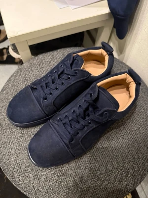 Mörkblå Loubs! - Säljer ett par sköna Loubs i bra skick bara det smutsigt på under sulorna. Lådan medföljer inte och allt annat, endast skorna medföljer i köpet. Vid snabb affär kan priset diskuteras!