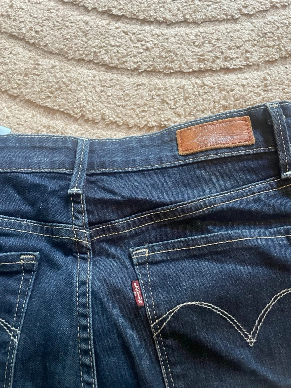 Mörkblå Levi's jeansshorts med rå kant - 3